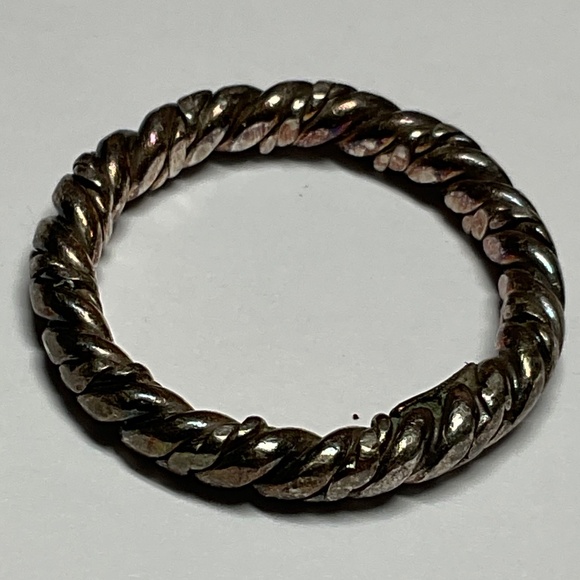 Sterling Silver Twist Ring. Size 6.5 - Picture 3 of 6